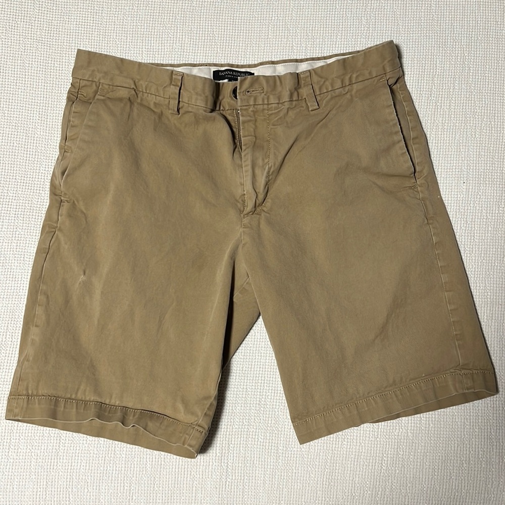 Banana Republic 9in Aiden Shorts - Khaki